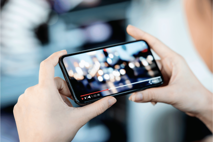 Personne qui regarde un vidéo sur son téléphone