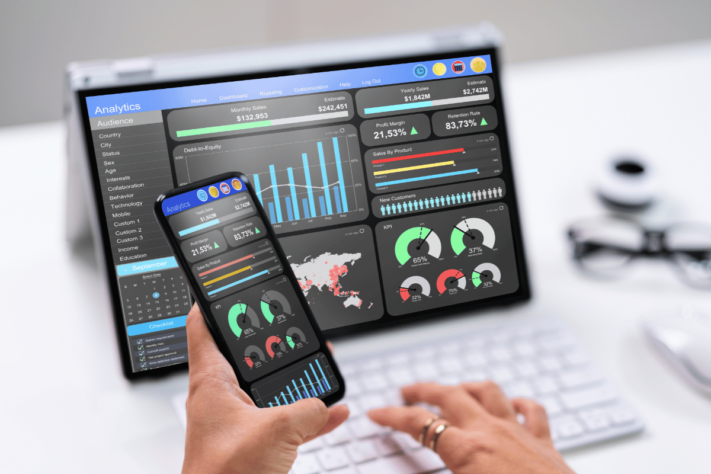 Suivi KPI et statistiques sur ordinateur et smartphone