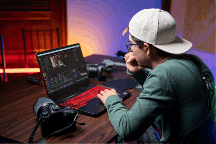 vidéaste sur ordinateur 