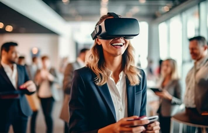Captation video evenementielle : on voit une jeune femme rire en utilisant un casque VR
