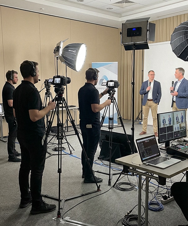 Tournage d’un live streaming corporate en studio avec équipe de réalisation vidéo et intervenants filmés face caméra