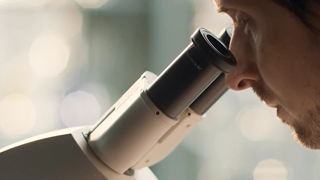 Moodtape Eau Thermale Avène x Leo Burnett : explorer la peau sensible à travers un univers dermatologique, humain et émotionnel mêlant soin, science et protection.