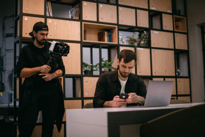 Tournage vidéo B2B avec cameraman et stabilisateur — Mazette Studio agence vidéo Paris