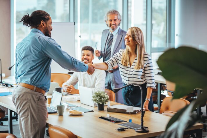 Relation client B2B poignée de main en entreprise — Mazette Studio agence vidéo Paris