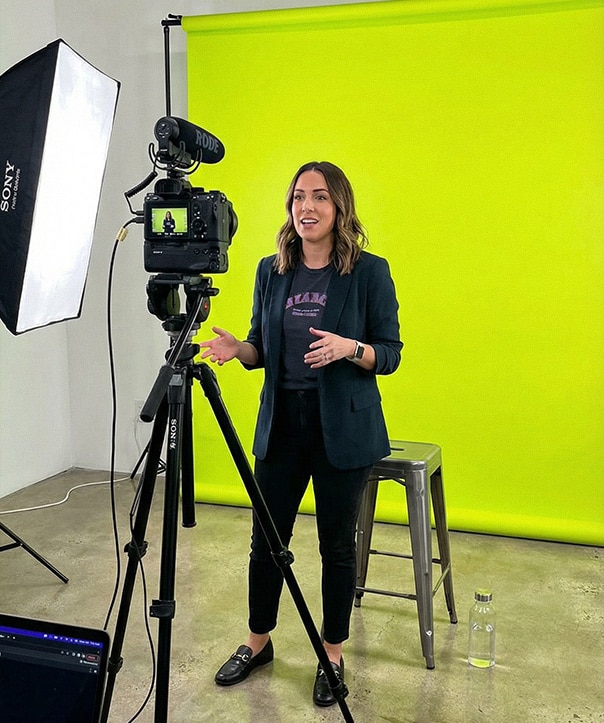 Créatrice de contenu filmée en studio sur fond coloré, face caméra, dans un format vertical pour les réseaux sociaux.